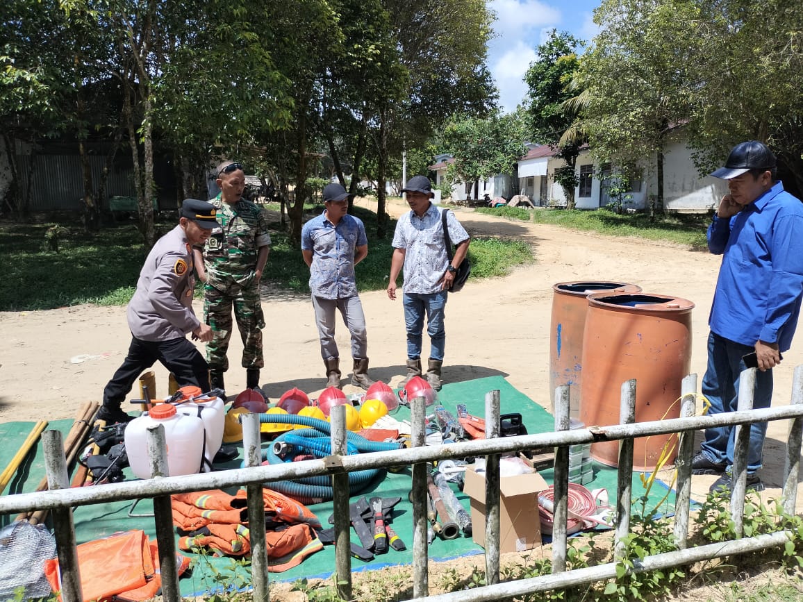 Kapolsek Tambang Cek Peralatan Pemadaman Karhutla di PT. Tasma Puja